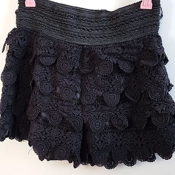 Trendy Spring Black Crochet Shorts Sz Medium Chic Outdoor Streetware 100% Cotton - Picture 1 of 10